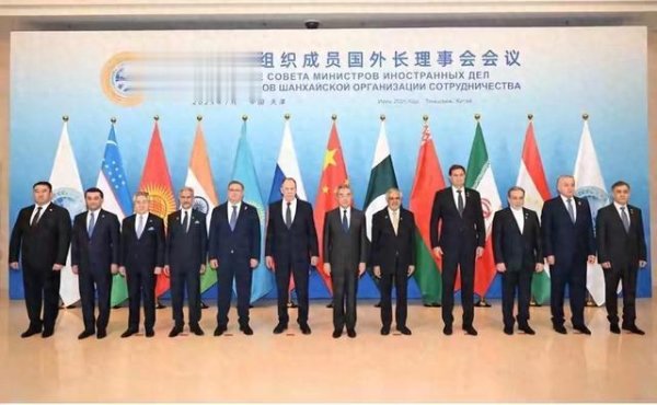 北京网上炒股配资网 上合外长会现场, 中俄站在C位, 当着印度外长的面, 中方强调7个字